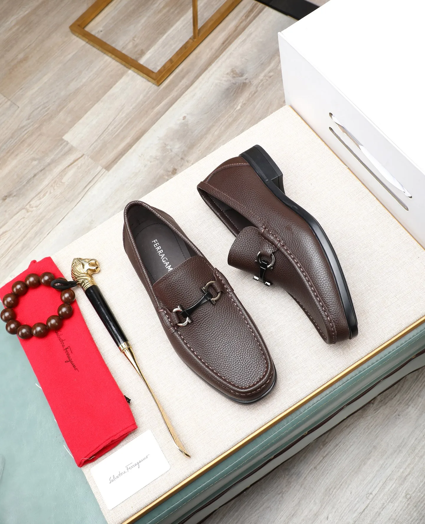 Men's clothing and shoes 💰700📛📛High-end goods! Salvatore Ferragamo is the world's top luxury footwear brand. It comes from Italy, the kingdom of fashion. It is famous all over the world for its traditional handmade design and novel styles... 🚶🏻🚶🏻 Top-quality suit shoes are sold simultaneously at the counter. This style is purely handmade. The fabric is imported Italian calfskin➕soft water-dyed cowhide lining. Specially available with original deep rubber outsole🌀🌀Size: 38➖44